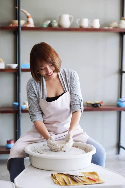 Female Ceramist Making Clay Product — Stock Photo, Image