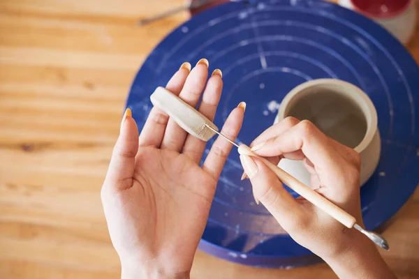 Ceramist Carving Handle of Clay Pot — Stock Photo, Image