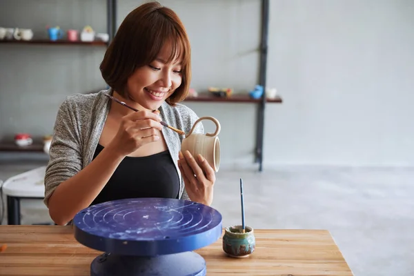 Femme attachant la poignée à la tasse d'argile — Photo