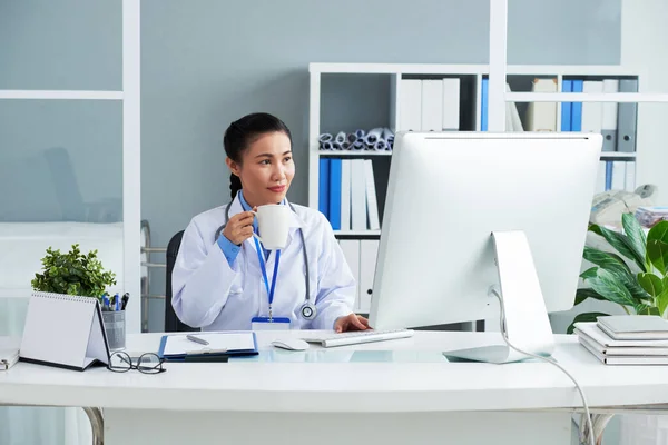 Kvinnliga läkare arbetar på dator — Stockfoto