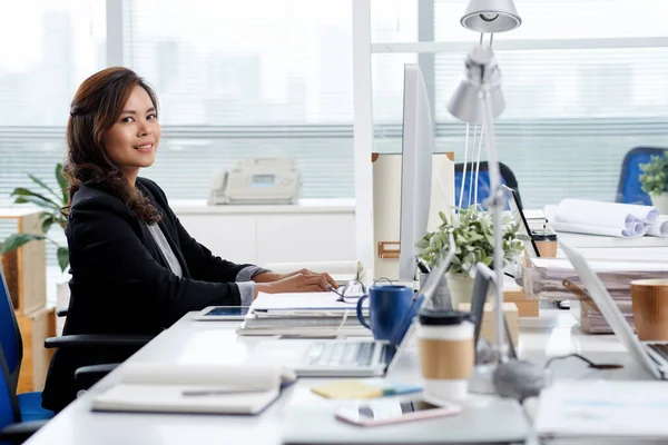 Empreendedora do sexo feminino trabalhando no computador — Fotografia de Stock