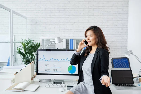 Empresária elegante em pé na mesa de escritório — Fotografia de Stock