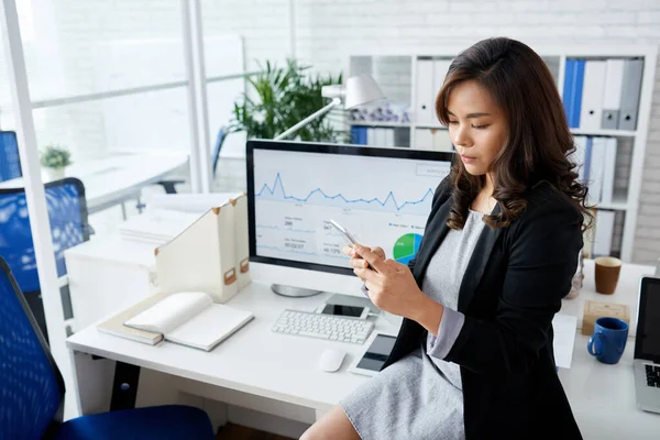 Serious Businesswoman Reading Text Messages — Stock Photo, Image