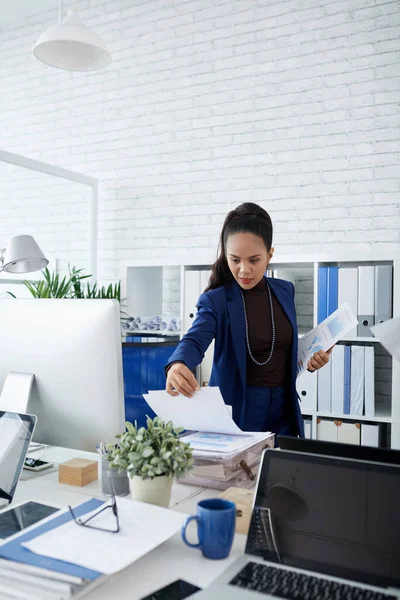 Mujer de negocios tomando documentos —  Fotos de Stock
