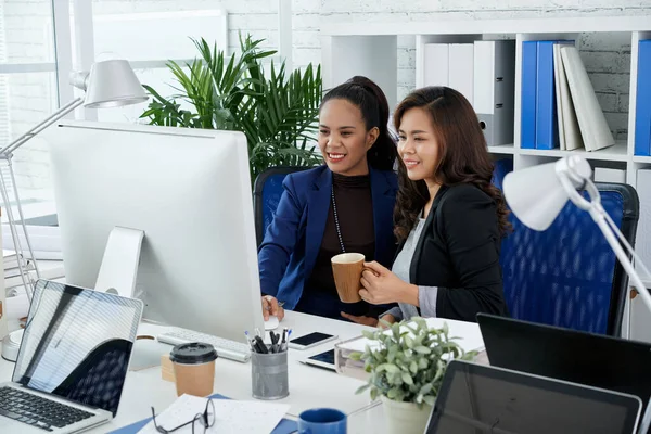 Proud Businesswoman Showing Presentation — Stock Photo, Image