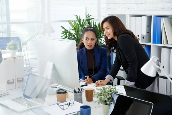 Business Lady Asking Colleague to Help — Stock Photo, Image