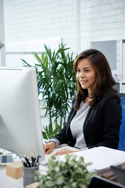 Empresaria disfrutando trabajando en la computadora —  Fotos de Stock