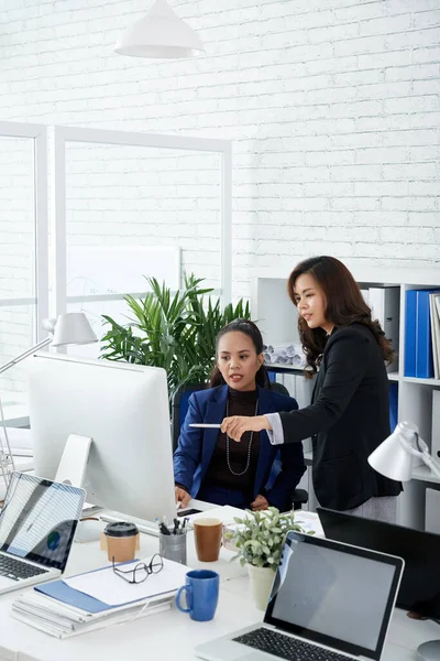 Donne coworkers discutendo i dati sullo schermo — Foto Stock