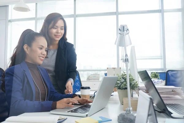Friendly Businesswoman Helping New Coworker — Stock Photo, Image