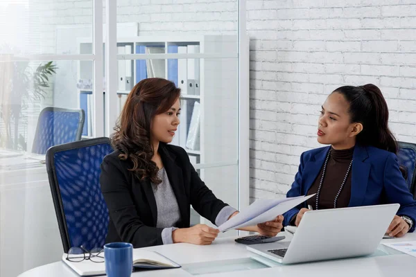 Zakelijke partners bespreken contractgegevens — Stockfoto