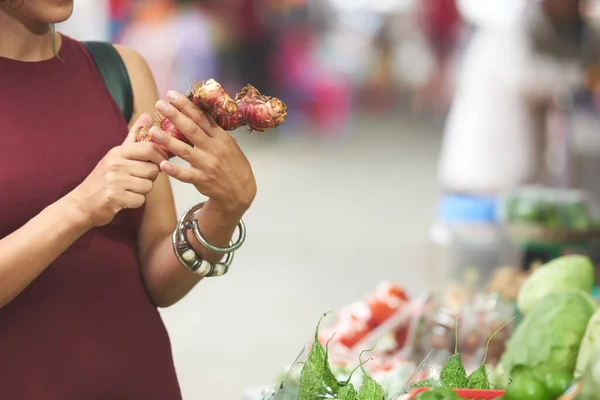 Frau kauft Ingwerwurzeln — Stockfoto