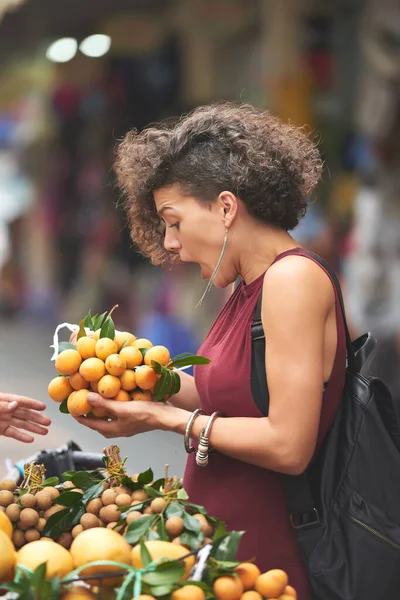 Kadın pazardan Vietnamlı Sapodilla satın alıyor. — Stok fotoğraf