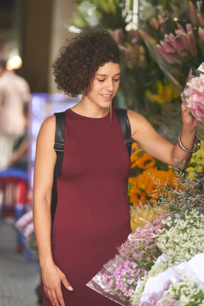 Mujer sonriente comprando flores — Foto de Stock