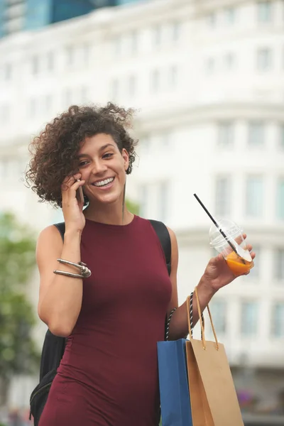 Eccitato giovane donna che parla al telefono — Foto Stock