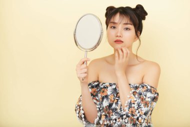 Büyüteçle Üzgün Kadın