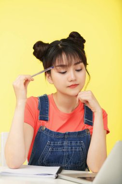 Ödev yapan Asyalı Genç Kız