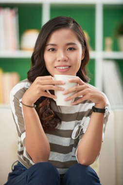 Herabl Çayı İçen Kadın