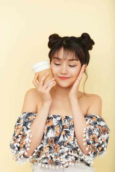 Woman Holding Cup bredvid Cheek — Stockfoto