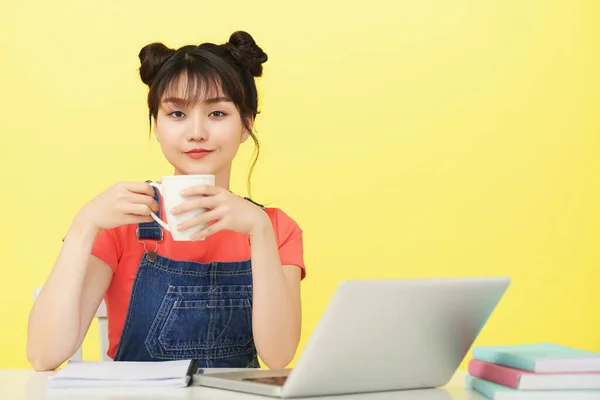 Studerande dricker kopp kaffe — Stockfoto