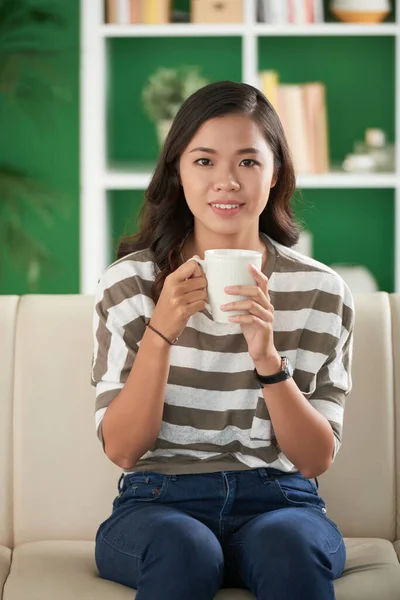 Söt kvinna dricker kaffe — Stockfoto