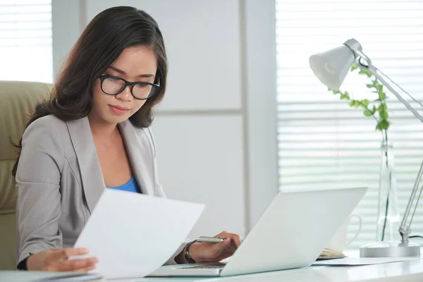 Zakenvrouw die met documenten werkt — Stockfoto