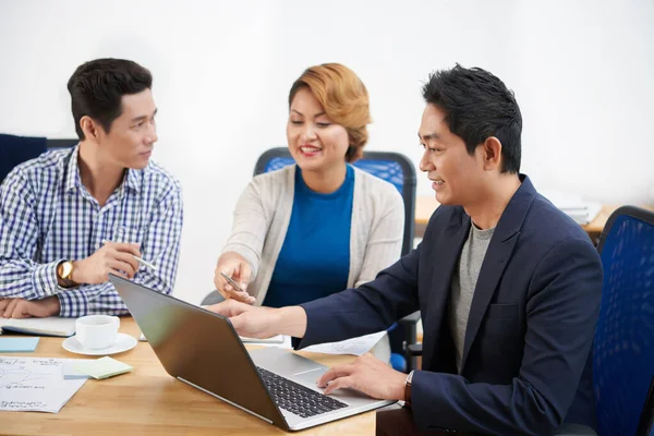 Equipe de negócios reunidos para discutir relatório — Fotografia de Stock