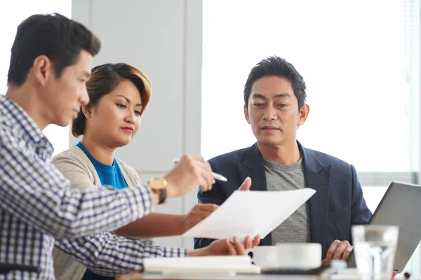 Entrepreneurs Signing Document — Stock Photo, Image