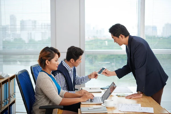 Desenvolvedor de Software Apresentando Aplicação aos Investidores — Fotografia de Stock