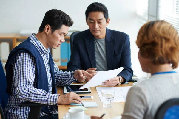 Serious Business People Discussing Ideas — Stock Photo, Image