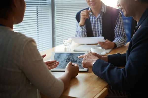 Unternehmer diskutieren digitale Marketingstrategie — Stockfoto