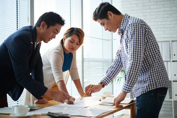 Geschäftsteam diskutiert Diagramme und Dokumente — Stockfoto