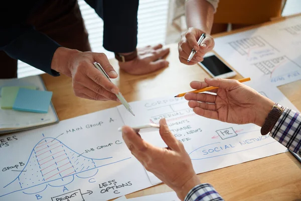 Zakenmensen die grafieken analyseren met statistieken — Stockfoto