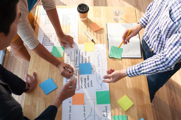 Gli uomini d'affari discutono di un grande progetto — Foto Stock