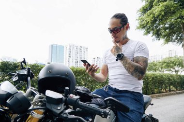 Somurtkan Motosikletçi Metin Mesajları Okuyor