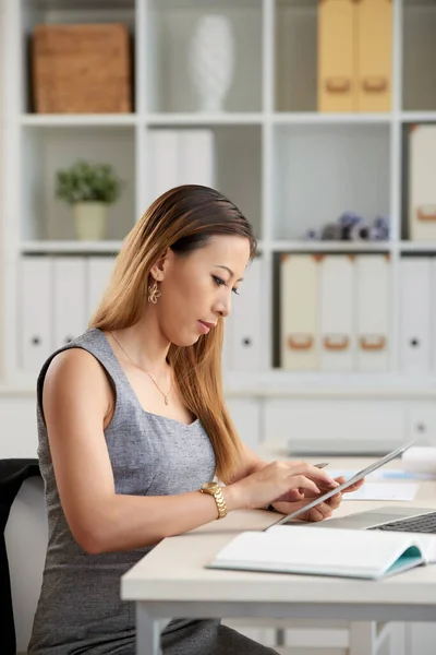 Geschäftsfrau prüft Online-Akte im Büro — Stockfoto