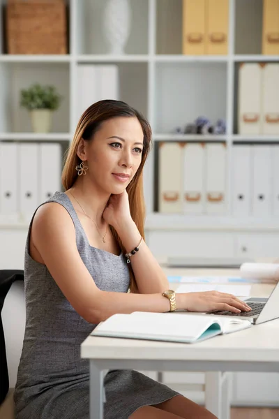 Werkzaamheden aan Business Project At Office — Stockfoto