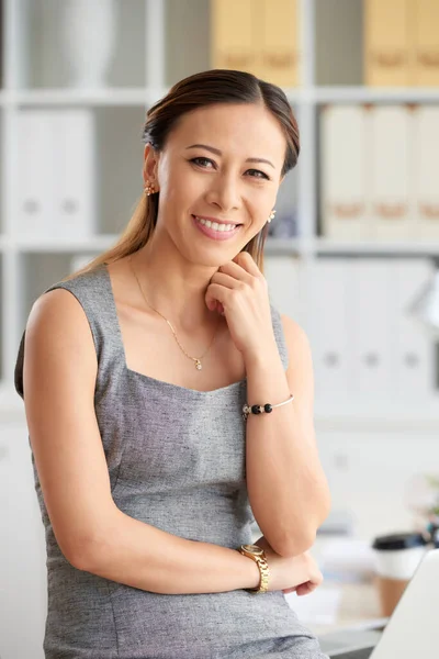 Porträt einer jungen vietnamesischen Geschäftsfrau — Stockfoto