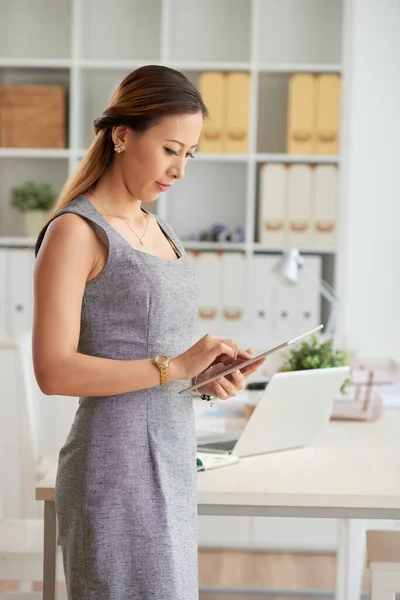 Seriöse Geschäftsfrau mit Tablet im Büro — Stockfoto