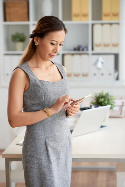 Atractiva mujer de negocios asiática con Smartphone — Foto de Stock