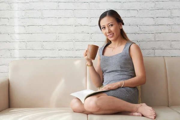 Asiatische Frau liest Buch zu Hause — Stockfoto