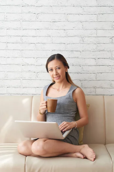 Porträt einer asiatischen Frau, die zu Hause arbeitet — Stockfoto