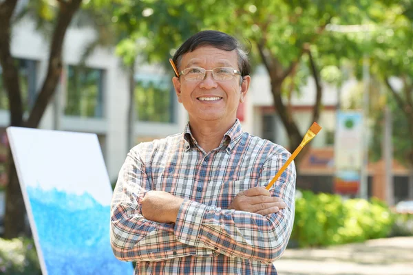 Portret szczęśliwego azjatyckiego artysty — Zdjęcie stockowe