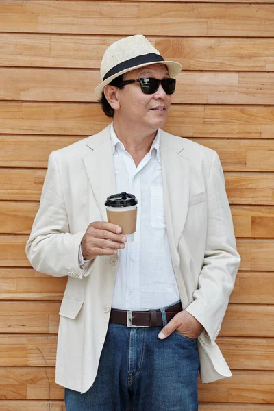 Jóképű érett ázsiai férfi elvitelre kávé — Stock Fotó