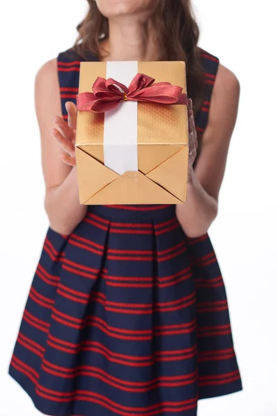 Młoda kobieta z zapakowanym prezentem — Zdjęcie stockowe