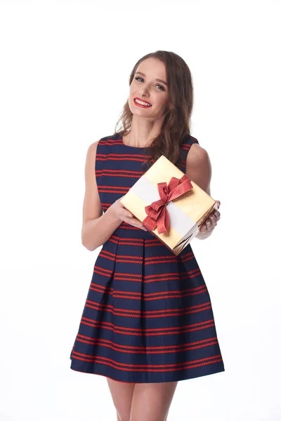 Junge Frau posiert mit Geschenk — Stockfoto