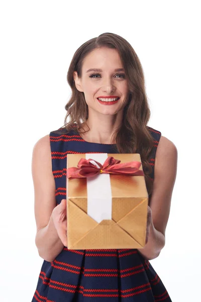 Hermosa mujer con regalo de Navidad —  Fotos de Stock