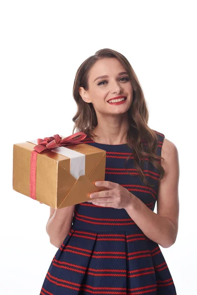 Lächelndes hübsches Mädchen mit verpackter Schachtel — Stockfoto