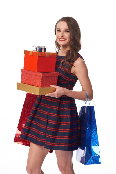 Mujer joven comprando regalos de Navidad —  Fotos de Stock