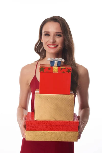 Fröhlich schöne Frau bereitete Geschenke vor — Stockfoto