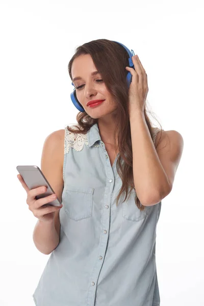 Chica disfrutando de la música en los auriculares — Foto de Stock